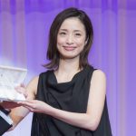 女優・上戸彩が第29回日本ジュエリーべストドレッサー賞表彰式に黒のシックなドレスコーデで登場！「今つけているジュエリーを娘がつけてくれたらいいな」
