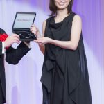 女優・上戸彩が第29回日本ジュエリーべストドレッサー賞表彰式に黒のシックなドレスコーデで登場！「今つけているジュエリーを娘がつけてくれたらいいな」