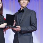 俳優・福士蒼汰が第29回日本ジュエリーべストドレッサー賞表彰式にネイビーブルーのタキシード姿で登場！「女性とジュエリーっていうのはすごく素敵(笑)」過去の体験談語る！