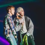 FTISLAND、CNBLUE、SF9らが所属するFNC エンターテインメント所属のアーティストが集う音楽の祭典『2017 FNC KINGDOM IN JAPAN -MIDNIGHT CIRCUS-』が 12月16日・17日に千葉県・幕張メッセで開催され、2日間で20,000人を魅了した。 5周年という節目を迎えたFNC KINGDOMは、所属アーティストのライブを1日で見られるだけでなく、 グループの垣根を超えた、ここでしか見られないアーティストのコラボレーションステージやスペシャルステージが目白押しのイベント。 今年は<KINGDOM(王国)で真夜中に開催されるサーカス>をテーマに、FTISLAND、CNBLUE、AOA、N.Flying、SF9、HONEYSTら6組が出演した。 6人のピエロに導かれスタートしたのは、勇壮なリズムを刻むパーカッションセッション。ミンファン(FTISLAND)、ミンヒョク(CNBLUE)、ジェヒョン(N.Flying)、スンソク(HONEYST)という4バンドのドラマーが一堂に会した貴重なコラボを幕開けに、出演グループが登場。 「ようこそ、『2017 FNC KINGDOM IN JAPAN -MIDNIGHT CIRCUS-』へ!」(ヨンファ)、「ファミリーコンサート、今から始まります!」(ホンギ)と、FNCを代表するフロントマン2人が開会を宣言した。 様々なグループのライブや豪華コラボが行われた中で、5周年のアニバーサリーを彩ったのは、イ・ホンギ(FTISLAND)とジョン・ヨンファ(CNBLUE)によるドラマ『美男<イケメン>ですね』の作中バンドA.N.JELLのジェルミとシヌの復活だ。ドラマの主題歌「Promise」では投げキスを模した振付まで披露し、歌いながらお互いの肩に手を置いたりと、仲の良さをうかがわせる。トークではドラマで彼らが演じた役になりきり、「今日は2人だけど、テギョン(チャン・グンソク)さんとミナム(パク・シネ)さんと4人で、いつか東京ドームでライブしましょう! 僕の夢ですから」と意気込むヨンファに、「A.N.JELLは3曲しかないのに⁈ でも、いろんなジャンルにアレンジすれば3曲で2時間できるかな?」とホンギがアイディアを出せばファンは爆笑。A.N.JELL復活に対する会場の反応の大きさにホンギは、「実は昨日のステージの後、2日目もやってほしいって言われたんです。FTISLANDもCNBLUEも頑張ってたんだけど、A.N.JELLが一番良かったからって」とゴキゲン。なりきりトークを続けているとヨンファが、「ホンギさん、ありがとうございます。何も知らない僕にホンギ先輩がいろいろ教えてくれました。ホンギがいるから僕がいる、(FNCアーティスト第1号の)ホンギがいるからFNCの他のアーティストもいるんです」とデビュー作である本作を思い出し急に素に戻ってマジメな話をしだすと、ホンギは「わー、トリハダ」と笑いながら照れ隠しをする。ドラマの思い出話では、ヨンファが好きなシーンだという明洞(ミョンドン)でミナム(パク・シネ)の後をシヌがつけるドラマの名場面を再現して「なつかしー!」と大爆笑しながら、「撮影は楽しくて、辛いことはなかった。4人はすごく仲が良くて、台本にないアドリブもたくさんやったし」(ホンギ)と、思い出話に花が咲いた。2曲目の「Still」では、8年前のドラマの場面写真が映し出されると会場からは大きな歓声が上がり、最後にホンギが「今度会えるのは、いつになるかわからないけど」と言いながら2人で肩を組んで「ジェルミ~」、「シヌ~」と言い合いながら退場していったが、2人が揃ってA.N.JELLの曲を歌うのはドラマ撮影時以降初、約8年ぶりとなり、FNC KINGDOMだからこそ、5周年だからこそできた復活劇となった。 他にも、普段はドラマーとしてステージの中央に立つことがないミンファン(FTISLAND)を中心に、ジェヒョン&フェスン(N.Flying)、ダウォン(SF9)らが嵐の「Love so sweet」をカバーしたり、ギタリストのジョンフン(FTISLAND)がギターを持たずにヨンビン&ジェユン(SF9)を従えて星野源の「恋」ダンスを披露するという意外性のあるコラボや、実力派女性ラッパーとして注目されているジミン(AOA)がスンヒョプ(N.Flying)、ジュホ(SF9)を従えたステージ、ユナ(AOA)とインソン(SF9)がボーカルをたっぷり聴かせるスペシャルコラボなど、普段とは違ったカラーの楽曲を見せてくれた。 FNCの重鎮として、ガッツリしたライブを見せてくれたのは、FTISLANDとCNBLUE。初日はCNBLUEがトリ、2日目はFTISLANDがトリを務めたが、ライブで売っているバンドだけに両日でセットリストを変えて異なるライブを展開した。 CNBLUEは、とにかく楽しさが爆発。ステージの上、そしてステージを降りて、ファンの近くをくまなく走り回り、ファンにコール&レスポンスを求めるヨンファ。そのヨンファはトーク中もFTISLANDやSF9の曲を即興でピアノ弾き語りを始めたかと思えば、「今日、来てくれたみなさんが熱いから、帰りたくない! 朝までやりましょう!」と、セットリストに入っていないライブのテッパン曲「Wake Up」を始めたり、音楽を奏でるのが楽しくてしかたがない様子で、CNBLUEもファンも完全燃焼できるライブで盛り上げた。 CNBLUEからは、ソロアルバムをリリースしているボーカルのヨンファとギターのジョンヒョンが、ソロステージも披露。 ジョンヒョンは1月にリリースされる2ndソロアルバム『METROPOLIS』に収録されるアコースティックなバラードナンバー「ひかりのまちで」をライブで初パフォーマンスして会場を沸かせた。 FTISLANDは、音楽でひとつになれる勢いのあるライブを展開。初日はファンがコーラスに参加できる曲を多めに、2日目は彼ら得意のハードなロック曲を中心に聴かせたが、ボーカル、ホンギのバラードからロックまでを歌いあげる声と、ファンの心を捉えるパフォーマンスとトーク力はサスガ。「FTISLANDは音楽を多様な色に変えることができるバンド。FNC KINGDOMもどんどんFNCの色をみつけていっている。俺はやりたくないけど、“FNCのアーティストみんなが同じステージに集まれるのはFNC KINGDOMしかないから”ってCNBLUEのヨンファに説得されて参加しています。ヨンファがFNCの天使で、俺が悪魔だな(笑)」とファンを笑わせたが、なんとか言いながらもFNC愛が一番あふれているのがFNC第一号アーティストであるのFTISLANDのホンギなのだ。「今年も来てくれてありがとう。全員がこれからも、もっといい音楽をプレゼントします」と言って、この日誕生日を迎えたベースのジェジンへのお祝いも兼ねて、1万人と声を合わせて「FNCファイティン! ジェジン、誕生日おめでとう!」とステージ上でカンパイをしてライブをしめくくった。 FTISLANDからは、ソロアルバムをリリースしているホンギもソロステージを披露。心に響くバラードを熱唱した。 今年、イッキにファンが増えたのを実感させたのは6月に日本デビューしたSF9。12月13日にリリースしたばかりの日本1stアルバムの収録曲「僕の太陽 ~O Sole Mio~」などで大きなファンコールを集めたが、自曲のほかに、ブルゾンちえみでおなじみのオースティン・マホーンの「Dirty Work」をカバー。ラストでジミン(AOA)が登場し、かわいく「35億」をキメた。新人であるSF9は前述のコラボの他にも、CNBLUE、ヨンファのソロなど先輩たちのステージでのコラボでも大活躍した。 N.Flyingは、韓国で大ブームを巻き起こしたデビューサバイバル番組『PRODUCE 101 Season2』出身のフェスンが加入してから初のFNC KINGDOM。ボーカルをフェスンにバトンタッチしたグァンジンがベースに専念することで演奏がタイトになり、磨きがかかったツインボーカルで華やかさが増した印象。「バンドが楽しくて、すごく幸せ」というフェスンの言葉に象徴されるように、今後の彼らの飛躍が楽しみになる。 1年ぶりの来日となるAOAも、待ちわびたファンの前で久々のパフォーマンスを見せたが、「今年はいろいろ大変でしたが、みんな気持ちをひとつにして頑張っています。 戻ってくるので忘れずに待っていてください」と再会を約束してくれた。 まだ日本での活動をしていない新人バンドHONEYSTは、新曲「恋愛したい」など2曲をパフォーマンスしたが、先輩バンドたちとはまた違う爽やかなロックを聴かせた。 エンディングでは再びステージの上に全アーティストが大集結。 最後にホンギ&ヨンファが登場すると、「今年も幸せに終えることができました」(ホンギ)、「来年、また会いましょう!」(ヨンファ)と言って約5時間のファミリーコンサートの幕が閉じた。 なお、このFNC KINGDOMが年内の日本でのライブが最後になるアーティストが多い中、12月13日に1stアルバム『Sensational Feeling Nine』をリリースしたばかりのSF9は、12月21日・福岡、22日・名古屋、23日・大阪、24日・東京でアルバムのリリースイベントを開催、CNBLUEのヨンファは、20日、21日にパシフィコ横浜国立大ホールで『JUNG YONG HWA JAPAN CONCERT 2017 "Summer Calling" @Xmas』を行い、年内の日本活動を終える予定。