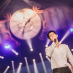 FTISLAND、CNBLUE、SF9らが所属するFNC エンターテインメント所属のアーティストが集う音楽の祭典『2017 FNC KINGDOM IN JAPAN -MIDNIGHT CIRCUS-』が 12月16日・17日に千葉県・幕張メッセで開催され、2日間で20,000人を魅了した。 5周年という節目を迎えたFNC KINGDOMは、所属アーティストのライブを1日で見られるだけでなく、 グループの垣根を超えた、ここでしか見られないアーティストのコラボレーションステージやスペシャルステージが目白押しのイベント。 今年は<KINGDOM(王国)で真夜中に開催されるサーカス>をテーマに、FTISLAND、CNBLUE、AOA、N.Flying、SF9、HONEYSTら6組が出演した。 6人のピエロに導かれスタートしたのは、勇壮なリズムを刻むパーカッションセッション。ミンファン(FTISLAND)、ミンヒョク(CNBLUE)、ジェヒョン(N.Flying)、スンソク(HONEYST)という4バンドのドラマーが一堂に会した貴重なコラボを幕開けに、出演グループが登場。 「ようこそ、『2017 FNC KINGDOM IN JAPAN -MIDNIGHT CIRCUS-』へ!」(ヨンファ)、「ファミリーコンサート、今から始まります!」(ホンギ)と、FNCを代表するフロントマン2人が開会を宣言した。 様々なグループのライブや豪華コラボが行われた中で、5周年のアニバーサリーを彩ったのは、イ・ホンギ(FTISLAND)とジョン・ヨンファ(CNBLUE)によるドラマ『美男<イケメン>ですね』の作中バンドA.N.JELLのジェルミとシヌの復活だ。ドラマの主題歌「Promise」では投げキスを模した振付まで披露し、歌いながらお互いの肩に手を置いたりと、仲の良さをうかがわせる。トークではドラマで彼らが演じた役になりきり、「今日は2人だけど、テギョン(チャン・グンソク)さんとミナム(パク・シネ)さんと4人で、いつか東京ドームでライブしましょう! 僕の夢ですから」と意気込むヨンファに、「A.N.JELLは3曲しかないのに⁈ でも、いろんなジャンルにアレンジすれば3曲で2時間できるかな?」とホンギがアイディアを出せばファンは爆笑。A.N.JELL復活に対する会場の反応の大きさにホンギは、「実は昨日のステージの後、2日目もやってほしいって言われたんです。FTISLANDもCNBLUEも頑張ってたんだけど、A.N.JELLが一番良かったからって」とゴキゲン。なりきりトークを続けているとヨンファが、「ホンギさん、ありがとうございます。何も知らない僕にホンギ先輩がいろいろ教えてくれました。ホンギがいるから僕がいる、(FNCアーティスト第1号の)ホンギがいるからFNCの他のアーティストもいるんです」とデビュー作である本作を思い出し急に素に戻ってマジメな話をしだすと、ホンギは「わー、トリハダ」と笑いながら照れ隠しをする。ドラマの思い出話では、ヨンファが好きなシーンだという明洞(ミョンドン)でミナム(パク・シネ)の後をシヌがつけるドラマの名場面を再現して「なつかしー!」と大爆笑しながら、「撮影は楽しくて、辛いことはなかった。4人はすごく仲が良くて、台本にないアドリブもたくさんやったし」(ホンギ)と、思い出話に花が咲いた。2曲目の「Still」では、8年前のドラマの場面写真が映し出されると会場からは大きな歓声が上がり、最後にホンギが「今度会えるのは、いつになるかわからないけど」と言いながら2人で肩を組んで「ジェルミ~」、「シヌ~」と言い合いながら退場していったが、2人が揃ってA.N.JELLの曲を歌うのはドラマ撮影時以降初、約8年ぶりとなり、FNC KINGDOMだからこそ、5周年だからこそできた復活劇となった。 他にも、普段はドラマーとしてステージの中央に立つことがないミンファン(FTISLAND)を中心に、ジェヒョン&フェスン(N.Flying)、ダウォン(SF9)らが嵐の「Love so sweet」をカバーしたり、ギタリストのジョンフン(FTISLAND)がギターを持たずにヨンビン&ジェユン(SF9)を従えて星野源の「恋」ダンスを披露するという意外性のあるコラボや、実力派女性ラッパーとして注目されているジミン(AOA)がスンヒョプ(N.Flying)、ジュホ(SF9)を従えたステージ、ユナ(AOA)とインソン(SF9)がボーカルをたっぷり聴かせるスペシャルコラボなど、普段とは違ったカラーの楽曲を見せてくれた。 FNCの重鎮として、ガッツリしたライブを見せてくれたのは、FTISLANDとCNBLUE。初日はCNBLUEがトリ、2日目はFTISLANDがトリを務めたが、ライブで売っているバンドだけに両日でセットリストを変えて異なるライブを展開した。 CNBLUEは、とにかく楽しさが爆発。ステージの上、そしてステージを降りて、ファンの近くをくまなく走り回り、ファンにコール&レスポンスを求めるヨンファ。そのヨンファはトーク中もFTISLANDやSF9の曲を即興でピアノ弾き語りを始めたかと思えば、「今日、来てくれたみなさんが熱いから、帰りたくない! 朝までやりましょう!」と、セットリストに入っていないライブのテッパン曲「Wake Up」を始めたり、音楽を奏でるのが楽しくてしかたがない様子で、CNBLUEもファンも完全燃焼できるライブで盛り上げた。 CNBLUEからは、ソロアルバムをリリースしているボーカルのヨンファとギターのジョンヒョンが、ソロステージも披露。 ジョンヒョンは1月にリリースされる2ndソロアルバム『METROPOLIS』に収録されるアコースティックなバラードナンバー「ひかりのまちで」をライブで初パフォーマンスして会場を沸かせた。 FTISLANDは、音楽でひとつになれる勢いのあるライブを展開。初日はファンがコーラスに参加できる曲を多めに、2日目は彼ら得意のハードなロック曲を中心に聴かせたが、ボーカル、ホンギのバラードからロックまでを歌いあげる声と、ファンの心を捉えるパフォーマンスとトーク力はサスガ。「FTISLANDは音楽を多様な色に変えることができるバンド。FNC KINGDOMもどんどんFNCの色をみつけていっている。俺はやりたくないけど、“FNCのアーティストみんなが同じステージに集まれるのはFNC KINGDOMしかないから”ってCNBLUEのヨンファに説得されて参加しています。ヨンファがFNCの天使で、俺が悪魔だな(笑)」とファンを笑わせたが、なんとか言いながらもFNC愛が一番あふれているのがFNC第一号アーティストであるのFTISLANDのホンギなのだ。「今年も来てくれてありがとう。全員がこれからも、もっといい音楽をプレゼントします」と言って、この日誕生日を迎えたベースのジェジンへのお祝いも兼ねて、1万人と声を合わせて「FNCファイティン! ジェジン、誕生日おめでとう!」とステージ上でカンパイをしてライブをしめくくった。 FTISLANDからは、ソロアルバムをリリースしているホンギもソロステージを披露。心に響くバラードを熱唱した。 今年、イッキにファンが増えたのを実感させたのは6月に日本デビューしたSF9。12月13日にリリースしたばかりの日本1stアルバムの収録曲「僕の太陽 ~O Sole Mio~」などで大きなファンコールを集めたが、自曲のほかに、ブルゾンちえみでおなじみのオースティン・マホーンの「Dirty Work」をカバー。ラストでジミン(AOA)が登場し、かわいく「35億」をキメた。新人であるSF9は前述のコラボの他にも、CNBLUE、ヨンファのソロなど先輩たちのステージでのコラボでも大活躍した。 N.Flyingは、韓国で大ブームを巻き起こしたデビューサバイバル番組『PRODUCE 101 Season2』出身のフェスンが加入してから初のFNC KINGDOM。ボーカルをフェスンにバトンタッチしたグァンジンがベースに専念することで演奏がタイトになり、磨きがかかったツインボーカルで華やかさが増した印象。「バンドが楽しくて、すごく幸せ」というフェスンの言葉に象徴されるように、今後の彼らの飛躍が楽しみになる。 1年ぶりの来日となるAOAも、待ちわびたファンの前で久々のパフォーマンスを見せたが、「今年はいろいろ大変でしたが、みんな気持ちをひとつにして頑張っています。 戻ってくるので忘れずに待っていてください」と再会を約束してくれた。 まだ日本での活動をしていない新人バンドHONEYSTは、新曲「恋愛したい」など2曲をパフォーマンスしたが、先輩バンドたちとはまた違う爽やかなロックを聴かせた。 エンディングでは再びステージの上に全アーティストが大集結。 最後にホンギ&ヨンファが登場すると、「今年も幸せに終えることができました」(ホンギ)、「来年、また会いましょう!」(ヨンファ)と言って約5時間のファミリーコンサートの幕が閉じた。 なお、このFNC KINGDOMが年内の日本でのライブが最後になるアーティストが多い中、12月13日に1stアルバム『Sensational Feeling Nine』をリリースしたばかりのSF9は、12月21日・福岡、22日・名古屋、23日・大阪、24日・東京でアルバムのリリースイベントを開催、CNBLUEのヨンファは、20日、21日にパシフィコ横浜国立大ホールで『JUNG YONG HWA JAPAN CONCERT 2017 "Summer Calling" @Xmas』を行い、年内の日本活動を終える予定。