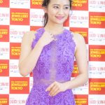 タレントの岡田結実が第29回日本ジュエリーべストドレッサー賞表彰式に紫色のロングドレス姿で登場！「あと一歩踏み出したいときとかにジュエリーを付ける」