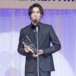 俳優・福士蒼汰が第29回日本ジュエリーべストドレッサー賞表彰式にネイビーブルーのタキシード姿で登場！「女性とジュエリーっていうのはすごく素敵(笑)」過去の体験談語る！