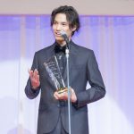 俳優・福士蒼汰が第29回日本ジュエリーべストドレッサー賞表彰式にネイビーブルーのタキシード姿で登場！「女性とジュエリーっていうのはすごく素敵(笑)」過去の体験談語る！