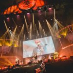 FTISLAND、CNBLUE、SF9らが所属するFNC エンターテインメント所属のアーティストが集う音楽の祭典『2017 FNC KINGDOM IN JAPAN -MIDNIGHT CIRCUS-』が 12月16日・17日に千葉県・幕張メッセで開催され、2日間で20,000人を魅了した。 5周年という節目を迎えたFNC KINGDOMは、所属アーティストのライブを1日で見られるだけでなく、 グループの垣根を超えた、ここでしか見られないアーティストのコラボレーションステージやスペシャルステージが目白押しのイベント。 今年は<KINGDOM(王国)で真夜中に開催されるサーカス>をテーマに、FTISLAND、CNBLUE、AOA、N.Flying、SF9、HONEYSTら6組が出演した。 6人のピエロに導かれスタートしたのは、勇壮なリズムを刻むパーカッションセッション。ミンファン(FTISLAND)、ミンヒョク(CNBLUE)、ジェヒョン(N.Flying)、スンソク(HONEYST)という4バンドのドラマーが一堂に会した貴重なコラボを幕開けに、出演グループが登場。 「ようこそ、『2017 FNC KINGDOM IN JAPAN -MIDNIGHT CIRCUS-』へ!」(ヨンファ)、「ファミリーコンサート、今から始まります!」(ホンギ)と、FNCを代表するフロントマン2人が開会を宣言した。 様々なグループのライブや豪華コラボが行われた中で、5周年のアニバーサリーを彩ったのは、イ・ホンギ(FTISLAND)とジョン・ヨンファ(CNBLUE)によるドラマ『美男<イケメン>ですね』の作中バンドA.N.JELLのジェルミとシヌの復活だ。ドラマの主題歌「Promise」では投げキスを模した振付まで披露し、歌いながらお互いの肩に手を置いたりと、仲の良さをうかがわせる。トークではドラマで彼らが演じた役になりきり、「今日は2人だけど、テギョン(チャン・グンソク)さんとミナム(パク・シネ)さんと4人で、いつか東京ドームでライブしましょう! 僕の夢ですから」と意気込むヨンファに、「A.N.JELLは3曲しかないのに⁈ でも、いろんなジャンルにアレンジすれば3曲で2時間できるかな?」とホンギがアイディアを出せばファンは爆笑。A.N.JELL復活に対する会場の反応の大きさにホンギは、「実は昨日のステージの後、2日目もやってほしいって言われたんです。FTISLANDもCNBLUEも頑張ってたんだけど、A.N.JELLが一番良かったからって」とゴキゲン。なりきりトークを続けているとヨンファが、「ホンギさん、ありがとうございます。何も知らない僕にホンギ先輩がいろいろ教えてくれました。ホンギがいるから僕がいる、(FNCアーティスト第1号の)ホンギがいるからFNCの他のアーティストもいるんです」とデビュー作である本作を思い出し急に素に戻ってマジメな話をしだすと、ホンギは「わー、トリハダ」と笑いながら照れ隠しをする。ドラマの思い出話では、ヨンファが好きなシーンだという明洞(ミョンドン)でミナム(パク・シネ)の後をシヌがつけるドラマの名場面を再現して「なつかしー!」と大爆笑しながら、「撮影は楽しくて、辛いことはなかった。4人はすごく仲が良くて、台本にないアドリブもたくさんやったし」(ホンギ)と、思い出話に花が咲いた。2曲目の「Still」では、8年前のドラマの場面写真が映し出されると会場からは大きな歓声が上がり、最後にホンギが「今度会えるのは、いつになるかわからないけど」と言いながら2人で肩を組んで「ジェルミ~」、「シヌ~」と言い合いながら退場していったが、2人が揃ってA.N.JELLの曲を歌うのはドラマ撮影時以降初、約8年ぶりとなり、FNC KINGDOMだからこそ、5周年だからこそできた復活劇となった。 他にも、普段はドラマーとしてステージの中央に立つことがないミンファン(FTISLAND)を中心に、ジェヒョン&フェスン(N.Flying)、ダウォン(SF9)らが嵐の「Love so sweet」をカバーしたり、ギタリストのジョンフン(FTISLAND)がギターを持たずにヨンビン&ジェユン(SF9)を従えて星野源の「恋」ダンスを披露するという意外性のあるコラボや、実力派女性ラッパーとして注目されているジミン(AOA)がスンヒョプ(N.Flying)、ジュホ(SF9)を従えたステージ、ユナ(AOA)とインソン(SF9)がボーカルをたっぷり聴かせるスペシャルコラボなど、普段とは違ったカラーの楽曲を見せてくれた。 FNCの重鎮として、ガッツリしたライブを見せてくれたのは、FTISLANDとCNBLUE。初日はCNBLUEがトリ、2日目はFTISLANDがトリを務めたが、ライブで売っているバンドだけに両日でセットリストを変えて異なるライブを展開した。 CNBLUEは、とにかく楽しさが爆発。ステージの上、そしてステージを降りて、ファンの近くをくまなく走り回り、ファンにコール&レスポンスを求めるヨンファ。そのヨンファはトーク中もFTISLANDやSF9の曲を即興でピアノ弾き語りを始めたかと思えば、「今日、来てくれたみなさんが熱いから、帰りたくない! 朝までやりましょう!」と、セットリストに入っていないライブのテッパン曲「Wake Up」を始めたり、音楽を奏でるのが楽しくてしかたがない様子で、CNBLUEもファンも完全燃焼できるライブで盛り上げた。 CNBLUEからは、ソロアルバムをリリースしているボーカルのヨンファとギターのジョンヒョンが、ソロステージも披露。 ジョンヒョンは1月にリリースされる2ndソロアルバム『METROPOLIS』に収録されるアコースティックなバラードナンバー「ひかりのまちで」をライブで初パフォーマンスして会場を沸かせた。 FTISLANDは、音楽でひとつになれる勢いのあるライブを展開。初日はファンがコーラスに参加できる曲を多めに、2日目は彼ら得意のハードなロック曲を中心に聴かせたが、ボーカル、ホンギのバラードからロックまでを歌いあげる声と、ファンの心を捉えるパフォーマンスとトーク力はサスガ。「FTISLANDは音楽を多様な色に変えることができるバンド。FNC KINGDOMもどんどんFNCの色をみつけていっている。俺はやりたくないけど、“FNCのアーティストみんなが同じステージに集まれるのはFNC KINGDOMしかないから”ってCNBLUEのヨンファに説得されて参加しています。ヨンファがFNCの天使で、俺が悪魔だな(笑)」とファンを笑わせたが、なんとか言いながらもFNC愛が一番あふれているのがFNC第一号アーティストであるのFTISLANDのホンギなのだ。「今年も来てくれてありがとう。全員がこれからも、もっといい音楽をプレゼントします」と言って、この日誕生日を迎えたベースのジェジンへのお祝いも兼ねて、1万人と声を合わせて「FNCファイティン! ジェジン、誕生日おめでとう!」とステージ上でカンパイをしてライブをしめくくった。 FTISLANDからは、ソロアルバムをリリースしているホンギもソロステージを披露。心に響くバラードを熱唱した。 今年、イッキにファンが増えたのを実感させたのは6月に日本デビューしたSF9。12月13日にリリースしたばかりの日本1stアルバムの収録曲「僕の太陽 ~O Sole Mio~」などで大きなファンコールを集めたが、自曲のほかに、ブルゾンちえみでおなじみのオースティン・マホーンの「Dirty Work」をカバー。ラストでジミン(AOA)が登場し、かわいく「35億」をキメた。新人であるSF9は前述のコラボの他にも、CNBLUE、ヨンファのソロなど先輩たちのステージでのコラボでも大活躍した。 N.Flyingは、韓国で大ブームを巻き起こしたデビューサバイバル番組『PRODUCE 101 Season2』出身のフェスンが加入してから初のFNC KINGDOM。ボーカルをフェスンにバトンタッチしたグァンジンがベースに専念することで演奏がタイトになり、磨きがかかったツインボーカルで華やかさが増した印象。「バンドが楽しくて、すごく幸せ」というフェスンの言葉に象徴されるように、今後の彼らの飛躍が楽しみになる。 1年ぶりの来日となるAOAも、待ちわびたファンの前で久々のパフォーマンスを見せたが、「今年はいろいろ大変でしたが、みんな気持ちをひとつにして頑張っています。 戻ってくるので忘れずに待っていてください」と再会を約束してくれた。 まだ日本での活動をしていない新人バンドHONEYSTは、新曲「恋愛したい」など2曲をパフォーマンスしたが、先輩バンドたちとはまた違う爽やかなロックを聴かせた。 エンディングでは再びステージの上に全アーティストが大集結。 最後にホンギ&ヨンファが登場すると、「今年も幸せに終えることができました」(ホンギ)、「来年、また会いましょう!」(ヨンファ)と言って約5時間のファミリーコンサートの幕が閉じた。 なお、このFNC KINGDOMが年内の日本でのライブが最後になるアーティストが多い中、12月13日に1stアルバム『Sensational Feeling Nine』をリリースしたばかりのSF9は、12月21日・福岡、22日・名古屋、23日・大阪、24日・東京でアルバムのリリースイベントを開催、CNBLUEのヨンファは、20日、21日にパシフィコ横浜国立大ホールで『JUNG YONG HWA JAPAN CONCERT 2017 "Summer Calling" @Xmas』を行い、年内の日本活動を終える予定。