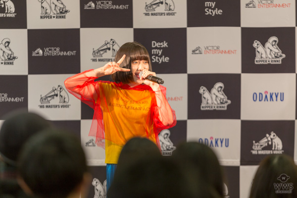 現役女子高生アーティスト・吉田凜音が 新宿駅西口地上コンコースライブで 可愛すぎるニッパーコラボグッズお披露目！