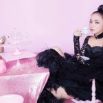 勇退に向けて歩み始めた安室奈美恵へ、“元テレビ通販のカリスマ”髙田明が、 最後のツアーグッズをあの声・あのテンポ・あの場所でご紹介!