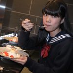【動画】女子高生記者クラブのメンバー・なーが京橋・「ToshiYoroizuka」で食レポ！3月15日(木)から新作販売開始！