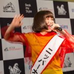 現役女子高生アーティスト・吉田凜音が 新宿駅西口地上コンコースライブで 可愛すぎるニッパーコラボグッズお披露目！