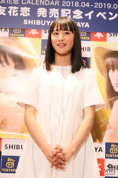 女優・大友花恋が人生初のカレンダーを発売!! 「毎朝私の写真を見て元気になってもらえたら」。高校卒業を控え一番の思い出は「お弁当の時間」