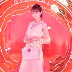 桐谷美玲が、 初披露となる“サクラ”をテーマにしたブルガリ日本限定バッグと、 新作のジュエリーを身にまとい華やかに登場!