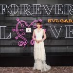 桐谷美玲が、 初披露となる“サクラ”をテーマにしたブルガリ日本限定バッグと、 新作のジュエリーを身にまとい華やかに登場!