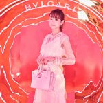 桐谷美玲が、 初披露となる“サクラ”をテーマにしたブルガリ日本限定バッグと、 新作のジュエリーを身にまとい華やかに登場!