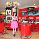 元AKB48・渡辺麻友がバレンタインデーに赤リップをつけてオトナの色気を披露！