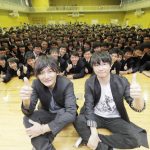 ポルノグラフィティが母校の卒業式にサプライズ登場！ ポルノと同い年の卒業生にエール！地元凱旋野外ライブも発表！