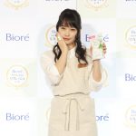 川栄李奈が「メイク顔リフレッシュ酒場」で居酒屋店員に扮し、フォーリンラブと居酒屋風トーク！