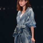桐谷美玲がGYDAステージにトップバッターで登場！濡れ髪ヘアにシンプルなオールデニムスタイルでクールに決める！＜東京ガールズコレクション2018 S/S＞