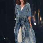 桐谷美玲がGYDAステージにトップバッターで登場！濡れ髪ヘアにシンプルなオールデニムスタイルでクールに決める！＜東京ガールズコレクション2018 S/S＞