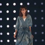 桐谷美玲がGYDAステージにトップバッターで登場！濡れ髪ヘアにシンプルなオールデニムスタイルでクールに決める！＜東京ガールズコレクション2018 S/S＞