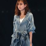 桐谷美玲がGYDAステージにトップバッターで登場！濡れ髪ヘアにシンプルなオールデニムスタイルでクールに決める！＜東京ガールズコレクション2018 S/S＞