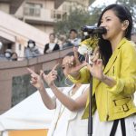 倉木麻衣が新曲『WE ARE HAPPY WOMEN』初披露！ 黄色に染まった恵比寿ガーデンプレイスでHAPPYダンス！2018年も得意のダジャレ2連発！？