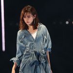桐谷美玲がGYDAステージにトップバッターで登場！濡れ髪ヘアにシンプルなオールデニムスタイルでクールに決める！＜東京ガールズコレクション2018 S/S＞