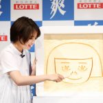 広瀬すずが芝生の上で、 巨大な『爽』に自身の似顔絵を書き込む！ロッテ「爽」新CM発表会