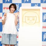 広瀬すずが芝生の上で、 巨大な『爽』に自身の似顔絵を書き込む!ロッテ「爽」新CM発表会