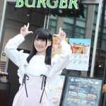 【動画】浅川柚希 が生まれて初めてのハンバーガー体験！ 春メニュー「サーモンアボカドサンド」「桜のロールケーキ」を満喫！