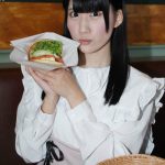 【動画】浅川柚希 が生まれて初めてのハンバーガー体験！ 春メニュー「サーモンアボカドサンド」「桜のロールケーキ」を満喫！