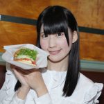 【動画】浅川柚希 が生まれて初めてのハンバーガー体験！ 春メニュー「サーモンアボカドサンド」「桜のロールケーキ」を満喫！
