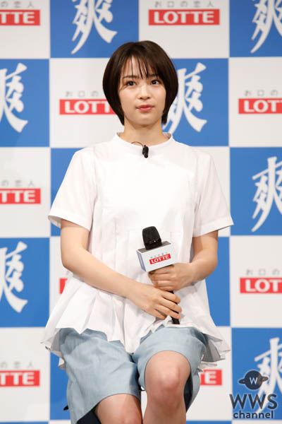 広瀬すずが芝生の上で、 巨大な『爽』に自身の似顔絵を書き込む！ロッテ「爽」新CM発表会