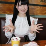 【動画】浅川柚希 が生まれて初めてのハンバーガー体験！ 春メニュー「サーモンアボカドサンド」「桜のロールケーキ」を満喫！