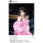 マギーが天使すぎる全身ピンクコーデで美脚を披露！