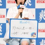 広瀬すずが芝生の上で、 巨大な『爽』に自身の似顔絵を書き込む!ロッテ「爽」新CM発表会
