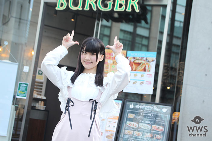 【動画】浅川柚希 が生まれて初めてのハンバーガー体験！ 春メニュー「サーモンアボカドサンド」「桜のロールケーキ」を満喫！