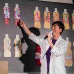 黄色い声援の中、「ファンタ宣伝部長」 菅田将暉がサプライズ登場! 「ファンタ」60周年記念“カンパイ”特別授業を開催 菅田将暉さんが東京03 飯塚悟志にムチャぶり連発!?