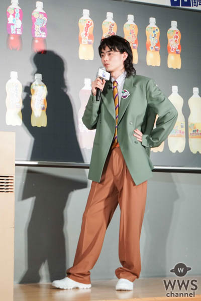 黄色い声援の中、「ファンタ宣伝部長」 菅田将暉がサプライズ登場！ 「ファンタ」60周年記念“カンパイ”特別授業を開催 菅田将暉さんが東京03 飯塚悟志にムチャぶり連発！？