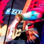 タイガースにジャイアンツ、そしてサッカー日本代表ユニフォームのサプライズも！全公演ソールドアウト、約32,000人を動員したエド・シーラン、ジャパン・ライブレポート