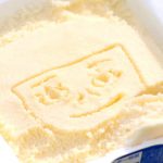 広瀬すずが芝生の上で、 巨大な『爽』に自身の似顔絵を書き込む!ロッテ「爽」新CM発表会