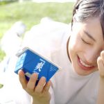 広瀬すずが芝生の上で、 巨大な『爽』に自身の似顔絵を書き込む!ロッテ「爽」新CM発表会