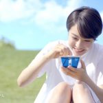 広瀬すずが芝生の上で、 巨大な『爽』に自身の似顔絵を書き込む！ロッテ「爽」新CM発表会