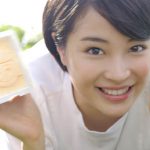 広瀬すずが芝生の上で、 巨大な『爽』に自身の似顔絵を書き込む!ロッテ「爽」新CM発表会