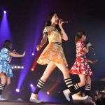 【ライブレポート】夢みるアドレセンス、ストリートファッションを着こなし東京ストリートコレクションで全力ダンス！『桜』の振り付けでキュートな旗揚げゲーム？！