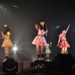 【ライブレポート】夢みるアドレセンス、ストリートファッションを着こなし東京ストリートコレクションで全力ダンス！『桜』の振り付けでキュートな旗揚げゲーム？！