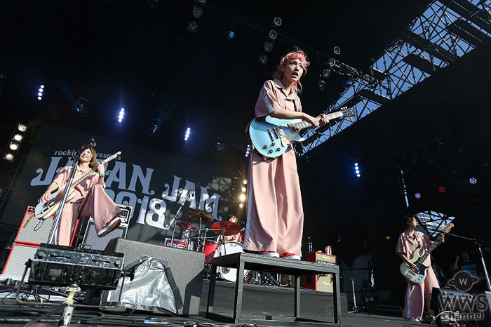 SCANDALが「JAPAN JAM 2018」に初登場！野外ステージで勢いのあるライブパフォーマンスを披露！