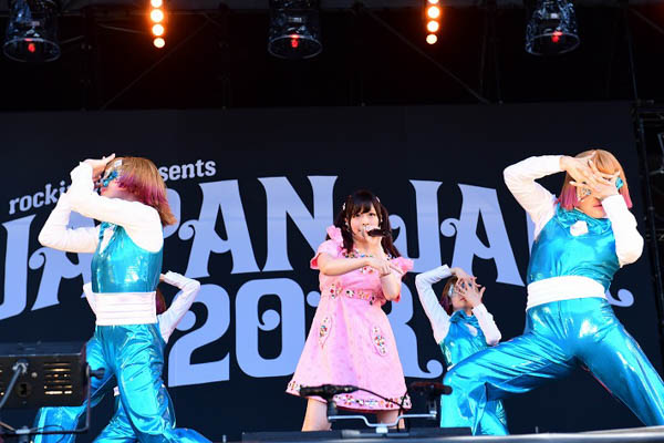 きゃりーぱみゅぱみゅがJAPAN JAM 2018、2日目のSKY STAGEに登場！ 懐かしい曲から新曲「きみのみかた」まで一挙に大放出！
