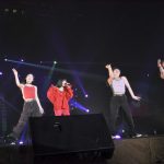 東京ストリートコレクション、吉田凜音、赤リップと赤ストリートファッションでキュートに熱唱！ パンチのあるラップを繰り広げた17歳の圧巻のステージ！