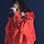 東京ストリートコレクション、吉田凜音、赤リップと赤ストリートファッションでキュートに熱唱！ パンチのあるラップを繰り広げた17歳の圧巻のステージ！