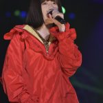 東京ストリートコレクション、吉田凜音、赤リップと赤ストリートファッションでキュートに熱唱！ パンチのあるラップを繰り広げた17歳の圧巻のステージ！